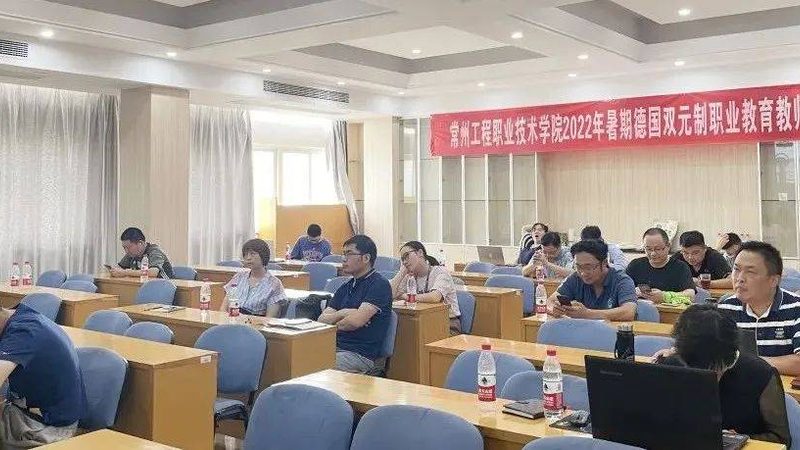 叉车安全操作规范：厂家培训的重要性与实施要点
